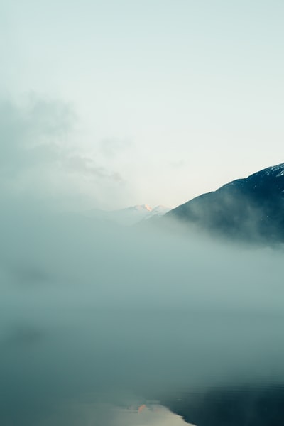 白天大雾笼罩的山